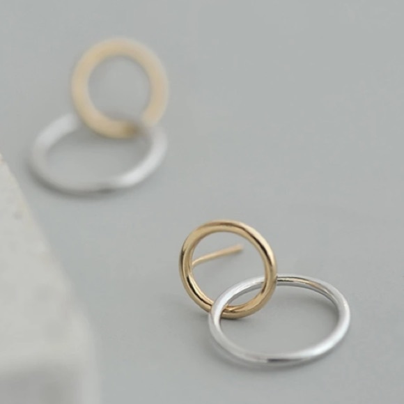 everrealli Jewelry - NEW Two Tone Double Interlocking Circle Earrings